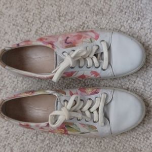 Ecco Soft Floral Leather lace up sneaker. Size 9 .pretty pink and cream floral.